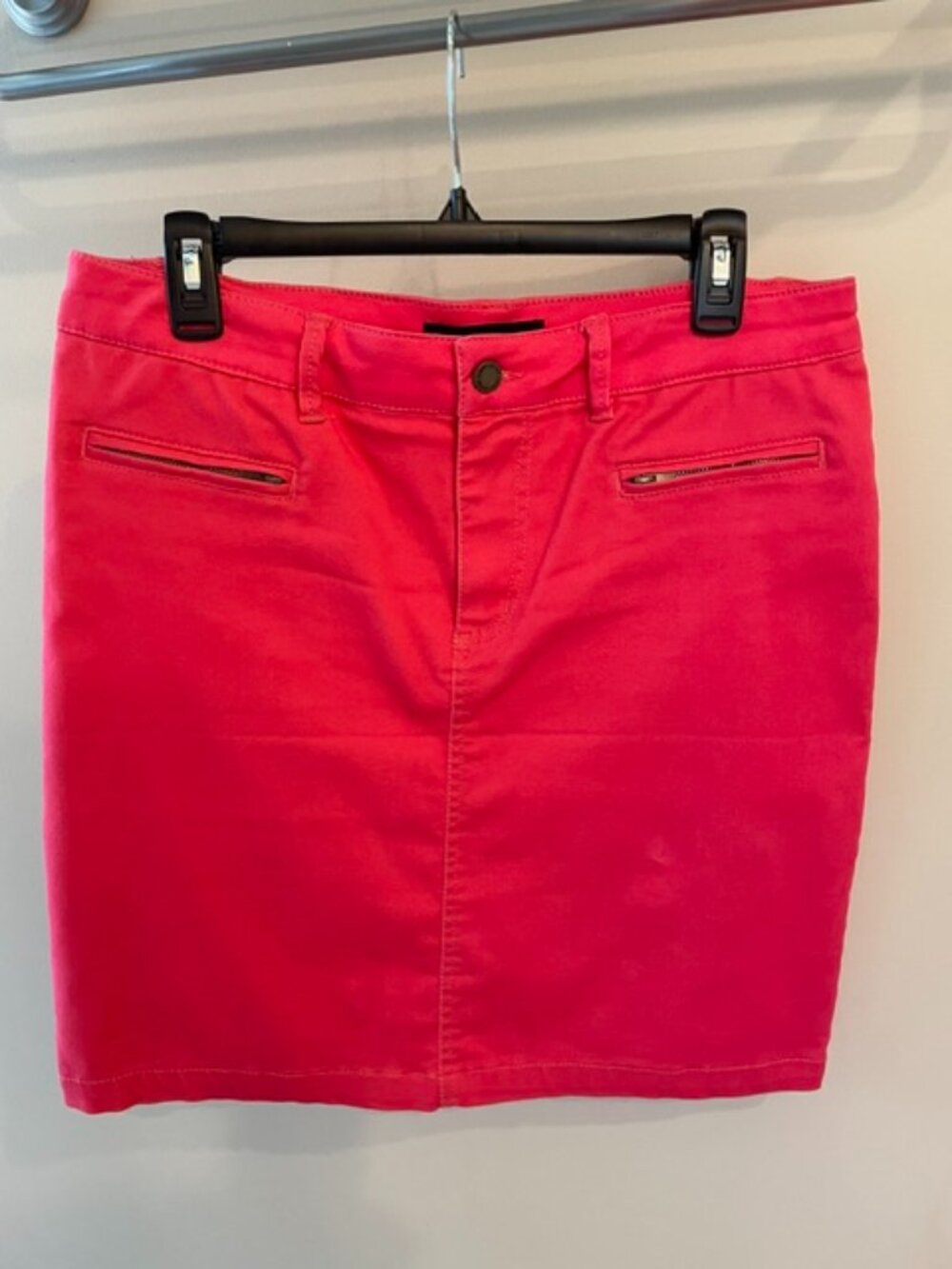 Women's Larry Levine summer skirt, 19 inch length, size 10.
